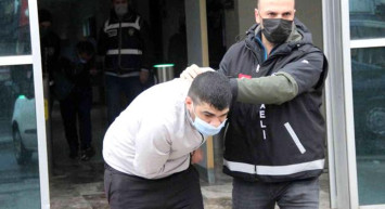 Görenler Hayrete Düşüyor: Otomobilin İçinden 100 Bin Lira Çalan Hırsızlar Kameralara Yansıdı