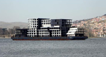 Görenler inanamadı: İstanbul Boğazı'ndan resmen apartman geçti!