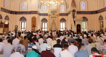 Görenler şaşkına döndü: Tokyo’da bayram namazı iki kez kılındı