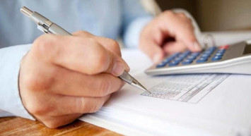 Görevden kovulan, sözleşmesi feshedilen, görev süresi dolan kamu memurları tazminat alabilir mi? Tazminat kimlere verilir, ne kadardır, nasıl hesaplanır? Tazminat almak için gerekli şartlar