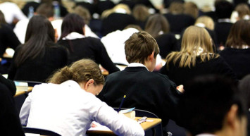 Görüntüler çevrimiçi yayınlanınca skandal ortaya çıktı!  Biyoloji öğretmeni reşit olmayan öğrencilere cinsel taciz sonucu tutuklandı