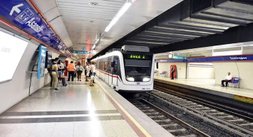 Görüntüler İstanbul’u aratmıyor: İzmir’de metro seferlerinde aksama yaşandı