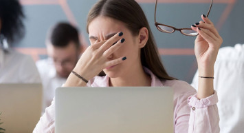 Göz dövmesi uğruna gözlerinden oldu