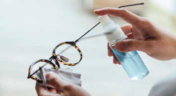 Gözlük camı için uğraşmaya son: Temizlemesi bu kadar basit