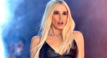 Gülşen kasıklarını sergileyen cesur sahne kostümüyle yine ortalığı salladı