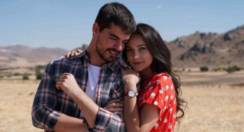 Gülsim Ali verdiği pozla herkesi şaşırttı! Beyaz elbiseli pozuyla sosyal medyayı salladı!