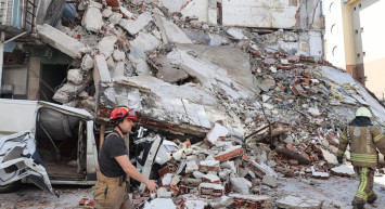 Güngören’de 5 katlı metruk bir bina araçların üstüne yıkıldı: Bir kişi kurtarıldı