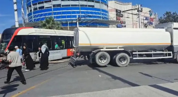 Güngören’de korku dolu anlar: Otomobil tramvaya çarptı