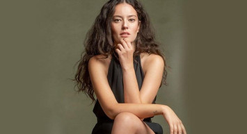 Güzel Oyuncu Pelin Akil Buz Gibi Havaya İnat Mayo Giyip Kendisini Bahçesindeki Kar Yığınına Bıraktı!