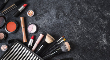 Güzelliğinize güzellik katmaya ne dersiniz? Tüm gün sabit kalan makyaj önerileri!