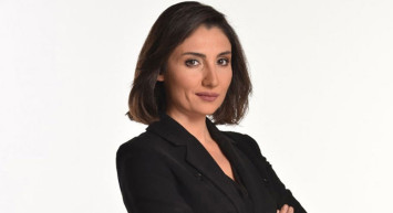 Habertürk'ün canlı yayınında mikrofon açık kalınca ortalık karıştı! Spiker Afşin Yurdakul'un özel konuşmaları yayına yansıdı