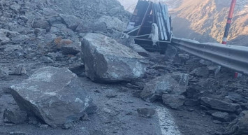 Hakkari-Van kara yolunda heyelan: Kamyonet kayaların altında kaldı! Yaralılar var