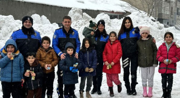 Hakkâri Yüksekova’daki çocuklar, polisle karın keyfini doyasıya çıkardılar!