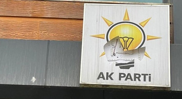 Hakkari'de Ak Parti binasına taşlı saldırı düzenlendi!