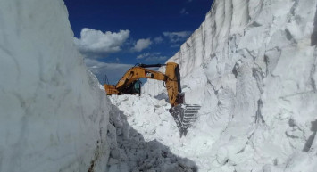 Hakkari’de yazın ortasında karla mücadele: Kar kalınlığı 8 metreyi buldu