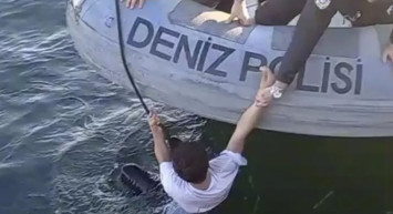 Haliç'te korku dolu anlar! Deniz polisi imdadına yetişti, arkadaşları bu kadarı da olmaz dedirtti