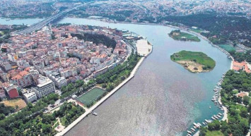 Haliç'te meydana gelen görüntü vatandaşları endişelendiriyor! Adeta çamura büründü!