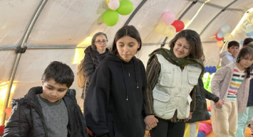 Halk TV’nin deprem yayını tepki çekti: Küçük kız çocuğu canlı yayında ağladı