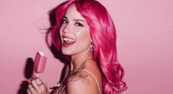 Halsey'den vücut gösterisi geldi! Renkli bikinisi ile cesur pozlar veren Halsey görüntüleri...