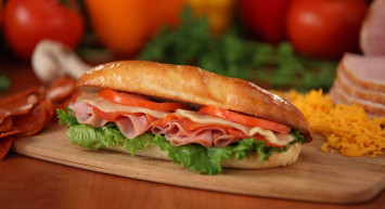 Hamile kadın aşerip sandviç siparişi verdi, az daha canından oluyordu! Sandviçin içinden çıkanı görünce şoka uğradı