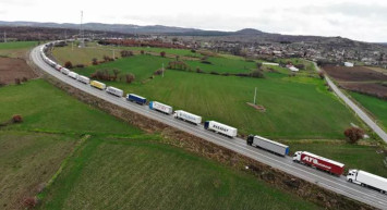 Hamzabeyli Sınır Kapısı’nda Oluşan Tır Kuyruğu Herkesi Şaşırttı