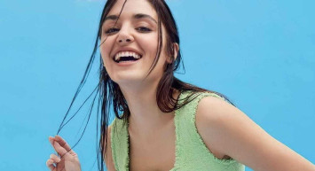 Hande Erçel magazin dünyasını salladı! Erçel bikini pozu ile beğeni yağmuruna tutuldu