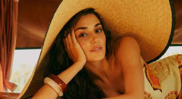 Hande Erçel’den güneşi kıskandıracak pozlar! Can Yaman restinin ardından mini elbisesi ile ateş etti