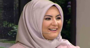 Hanife Gürdal'ın açık cesur pozları çok konuşuluyor! Bu seferde saten pijamasıyla balkonda cesur pozlar verdi