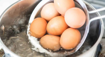 Haşlanmış yumurtanın suyunu lavaboya dökmeyin: Faydaları saymakla bitmiyor!