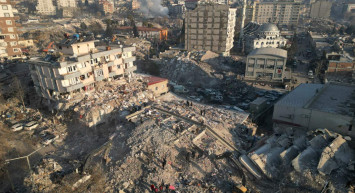 Hastanede deprem paniği görüntülendi: Anneyle kızın sarılmaları yürek sızlattı