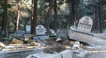 Hatay depremleri mezarlıkları da vurdu: Bazı mezarlar yola kaydı