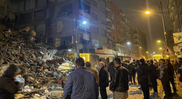 Hatay Valisi’nden deprem açıklaması: Devlet hastaneleri ve polisevi de yıkıldı