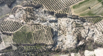 Hatay’da afetin büyüklüğü gözler önüne serildi: 500 metrelik yarık uzaydan bile gözüktü