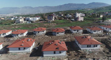 Hatay'da depremin yaraları sarılıyor: Vali ay sonunu işaret etti