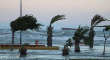 Hatay’da şiddetli yağış etkili oldu: İskenderun’dan deniz ile kara birleşti