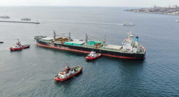 Haydarpaşa Limanı açıklarında korkutan anlar: Hong Kong bayraklı yük gemisi karaya oturdu