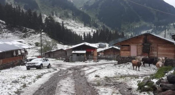 Haziran ayında her yer beyaza büründü: Sürücüler neye uğradığını şaşırdı