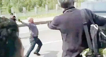 HDP Milletvekili Alican Önlü polise taşla saldırdı