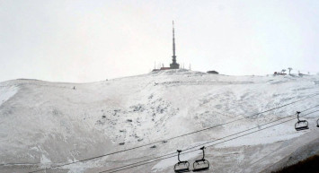 Her yer bembeyaz oldu: Erzurum’da sağanak kar yağışı