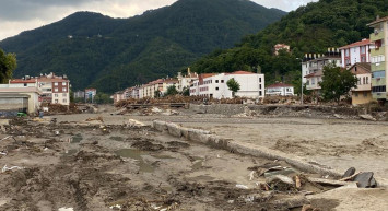 Artvin'de Heyelan Yolları Kapattı: Ulaşım Durdu
