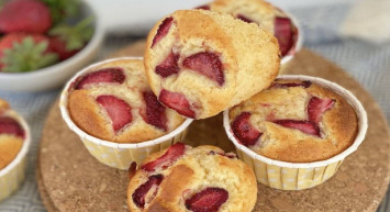 Hiç böyle muffin yediniz mi? Çilekli, çikolatalı muffin nasıl yapılır, malzemeleri nelerdir? Enfes lezzeti ile çilekli çikolatalı muffin tarifi