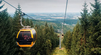 Hindistan’da dehşet anlar: Havada asılı kalan teleferikte adeta can pazarı!