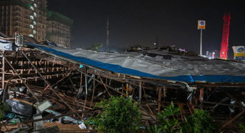 Hindistan’da reklam panosu insanların üzerine devrildi: 8 ölü, 59 yaralı var