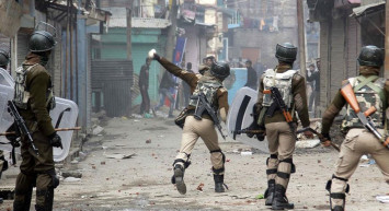 Hindistan'da tansiyon yükseldi: Sokaklar savaş alanına döndü!