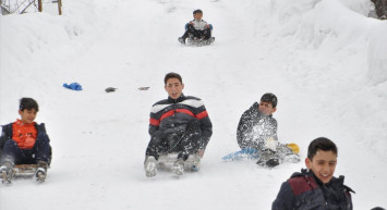 Hizan'da Kar Eğlencesi: Çocuklar Kızaklarla Kaydı