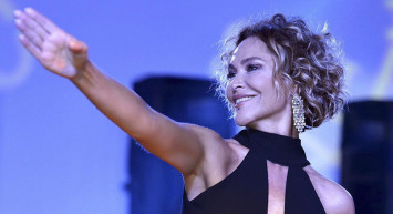 Hülya Avşar sosyal medyadan açıkladı! Müzik dünyasına geri dönüyor