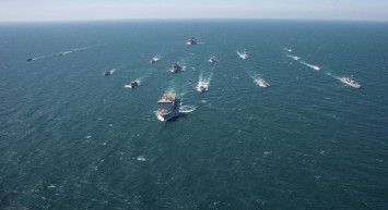 Husiler Kızıldeniz’de gerilimi artırıyor: ABD petrol tankeri ve savaş gemileri vuruldu