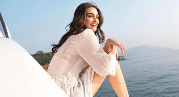 İç çamaşırı reklamı ile gündem olan Esra Bilgiç'ten kumsal pozları: Bu ceket reklamı mı?