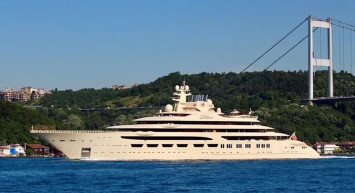 İçerisinde 15 metrelik havuz da bulunan Rusya'ya ait devasa yatlara el konuldu