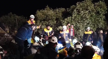 İdlib'de İki Katlı Bina Çöktü: 4 Kişi Enkaz Altında Kaldı!